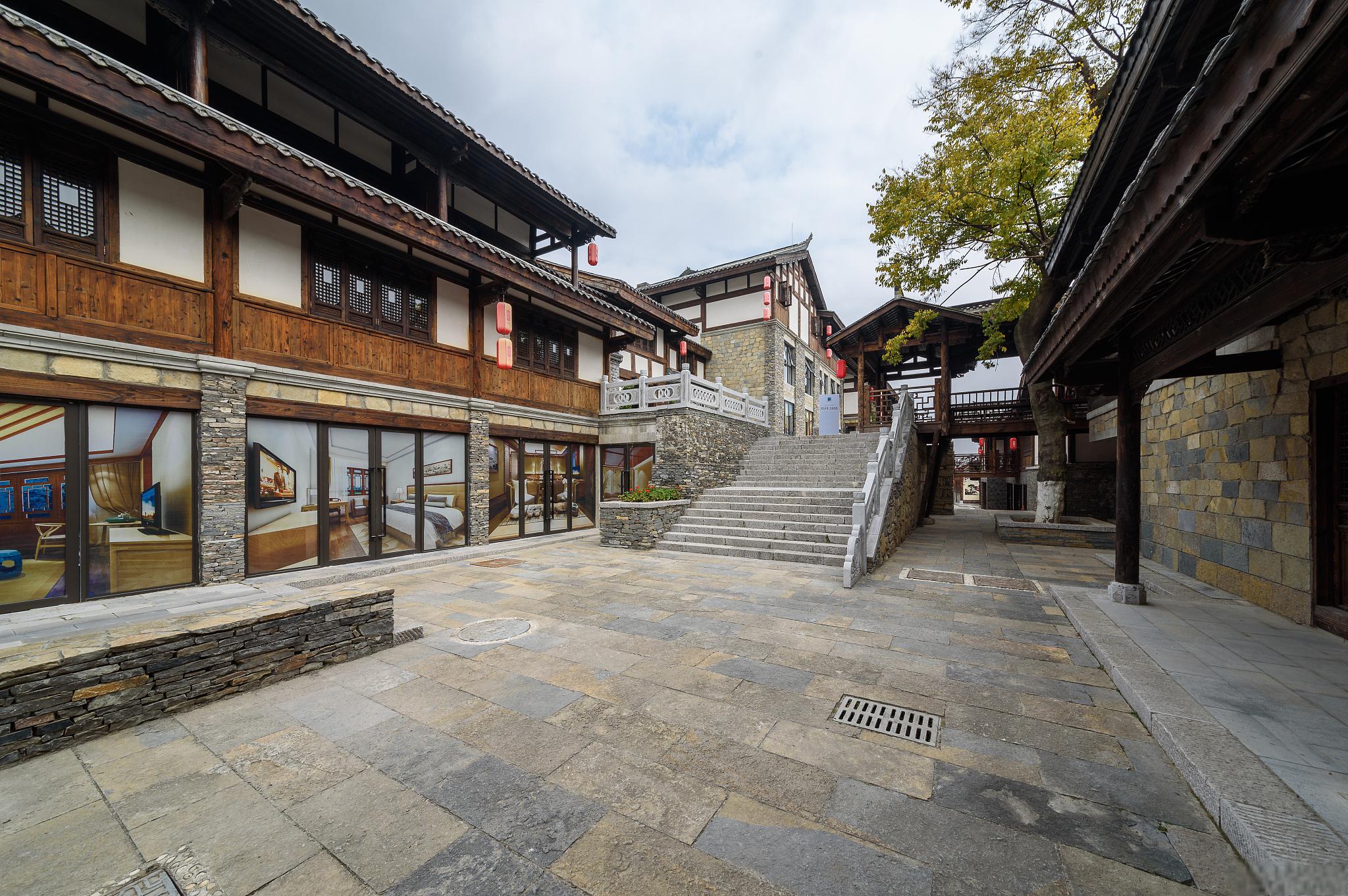 贵州傩城古镇和梵净山 位于贵州省的傩城古镇,是一座充满神秘色彩和