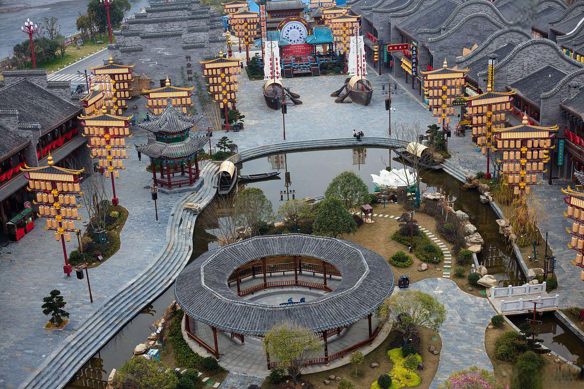 贵州傩城古镇和梵净山 位于贵州省的傩城古镇,是一座充满神秘色彩和