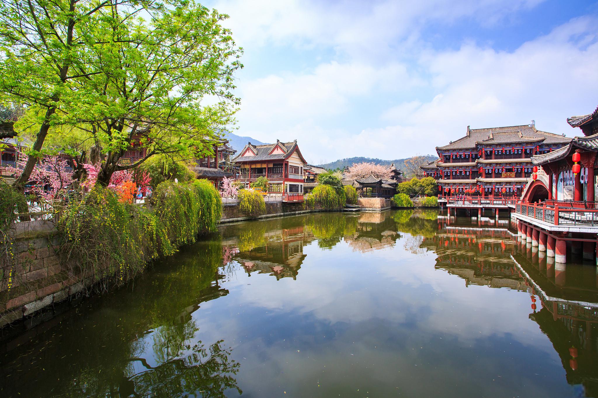 贵州傩城古镇和梵净山 位于贵州省的傩城古镇,是一座充满神秘色彩和