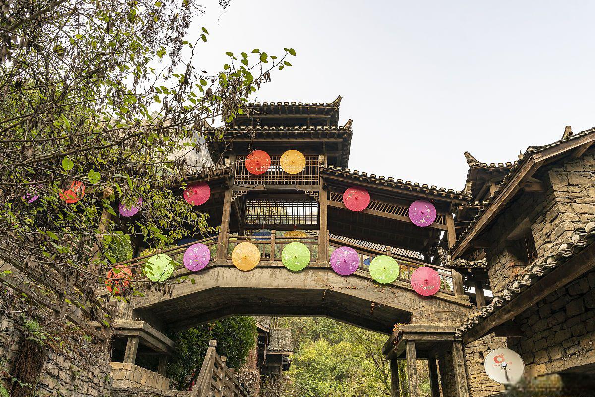 贵州傩城古镇和梵净山 位于贵州省的傩城古镇,是一座充满神秘色彩和