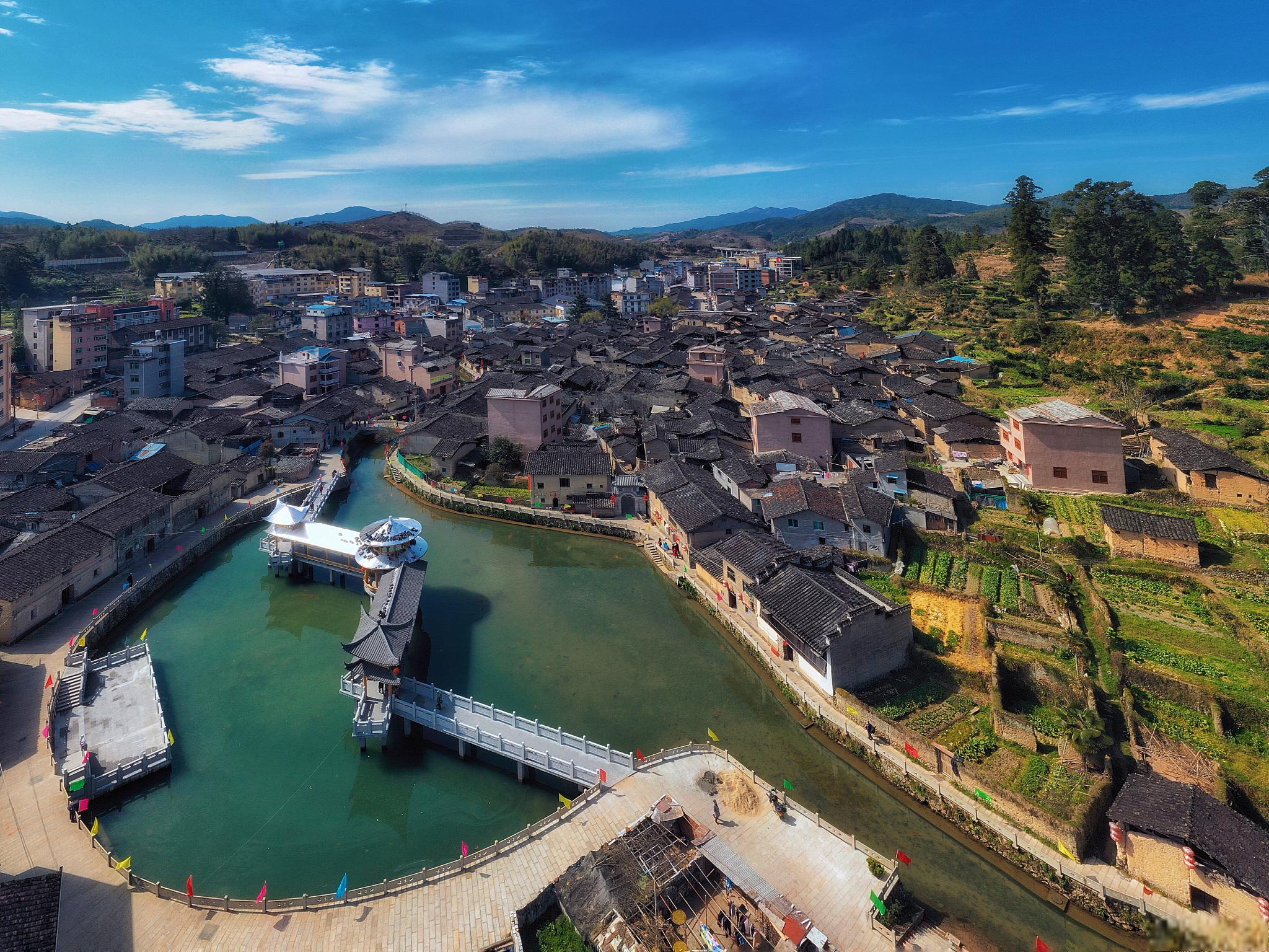 贵州傩城古镇和梵净山 位于贵州省的傩城古镇,是一座充满神秘色彩和