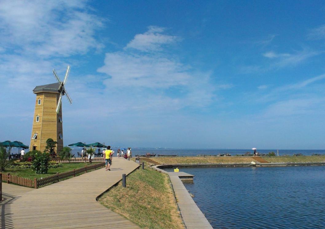 秦皇岛位于河北的东北部,是中国北方著名的沿海旅游城市之一