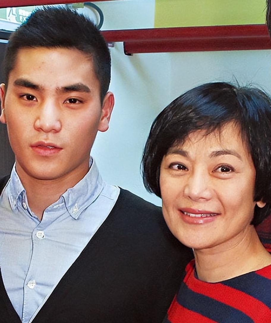 张艾嘉大儿子王令尘大婚 王令尘与超模新娘游天翼在香港尖沙咀的丽晶