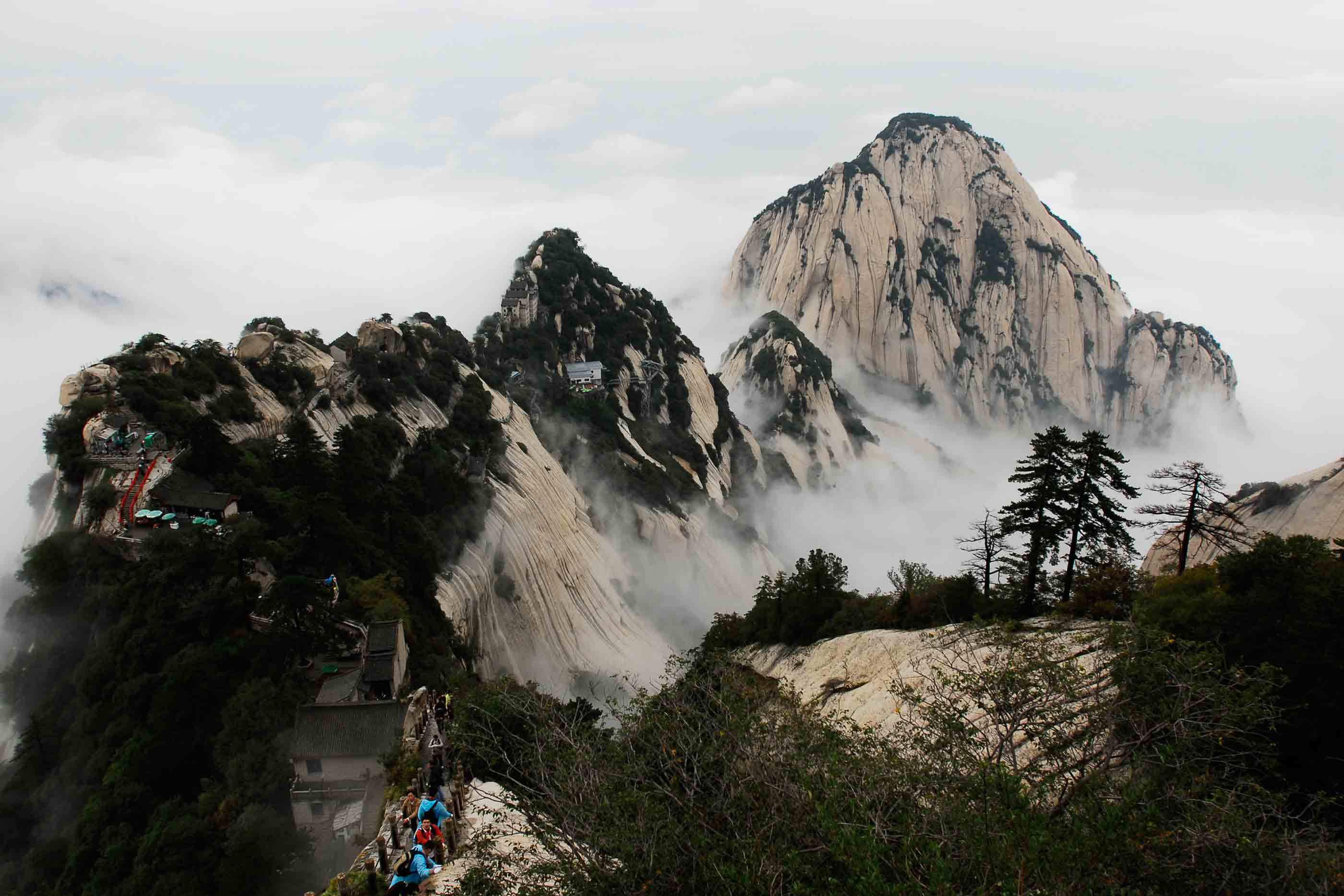 华山攻略:征服险峻之巅 华山,号称中国五岳之一,堪称是征服险峻之巅的