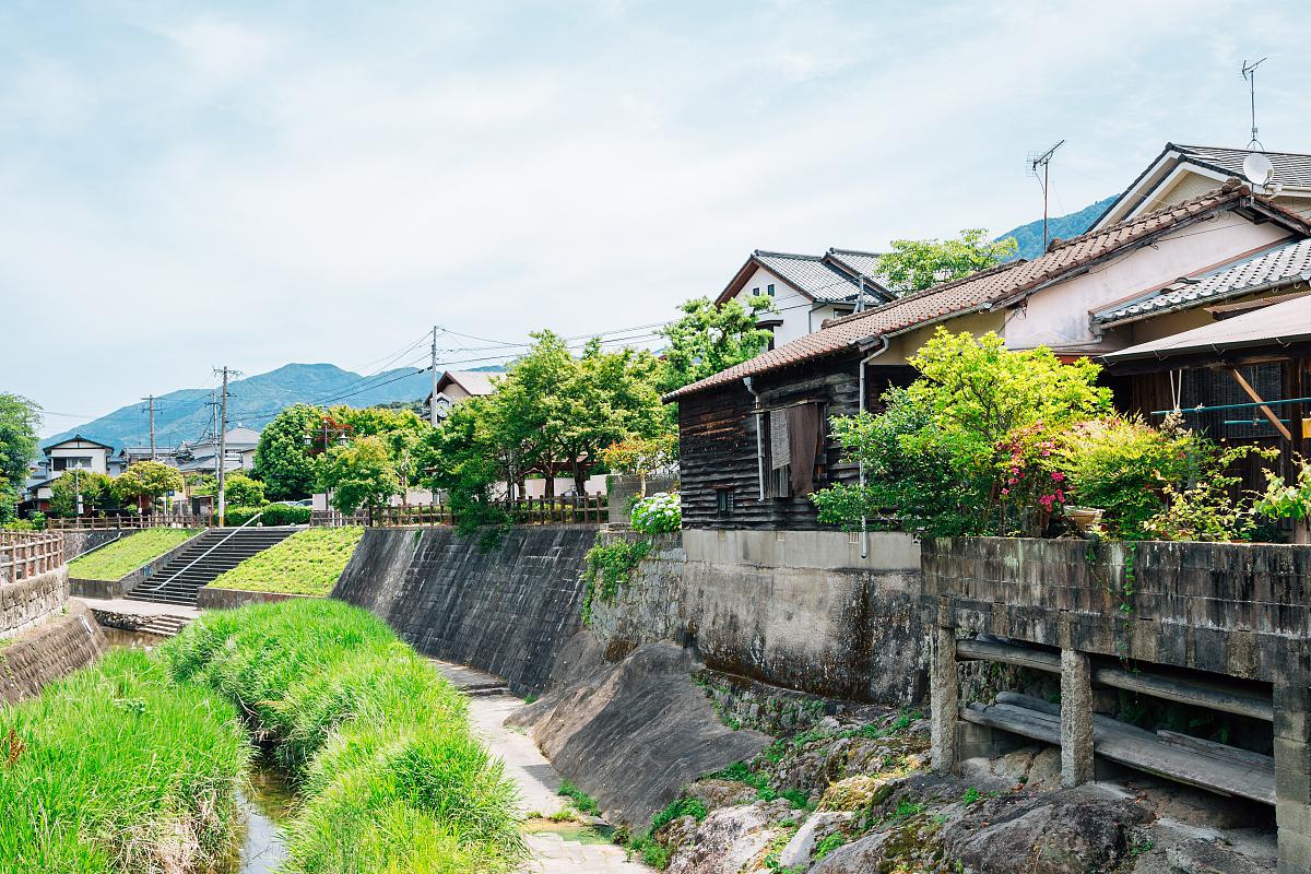 安地岩头村游玩指南 岩头村位于浙江省金华市磐安县尖山镇,是一个充满