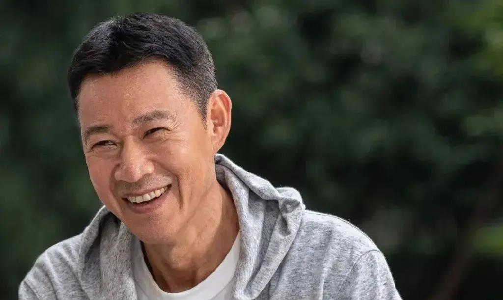 著名电影演员张丰毅攀登昆明东川牯牛山,重温童年和青年时期在东 