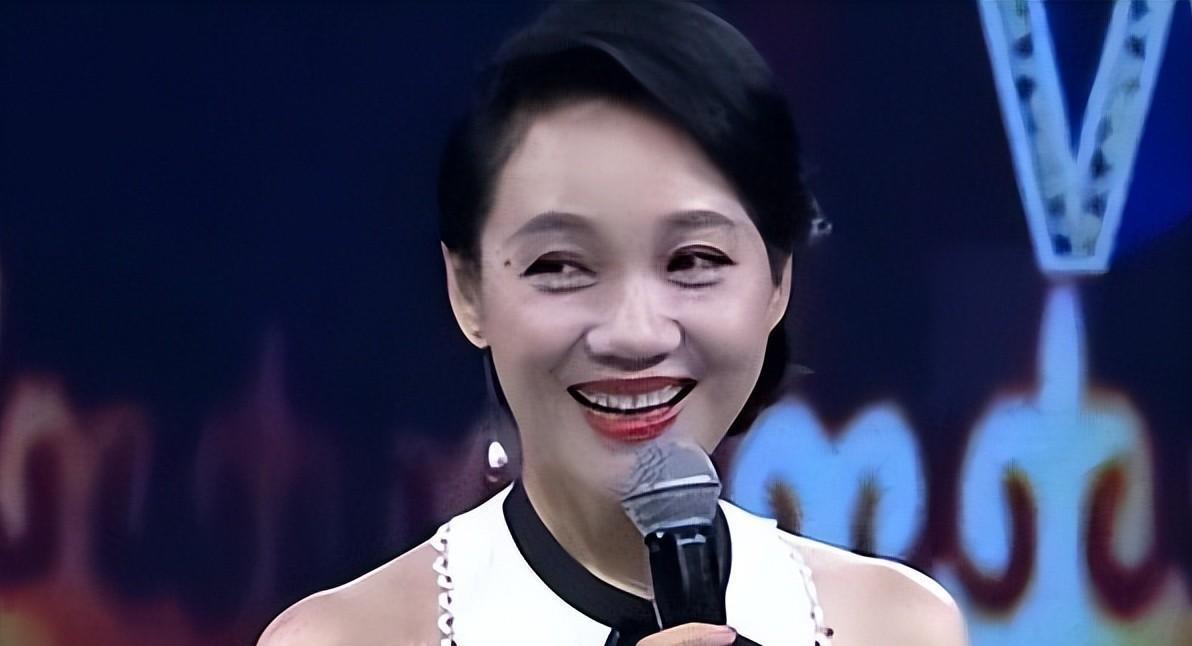 至今50岁仍似少女 周群是安徽卫视的一名主持人,她在事业鼎盛时期选择