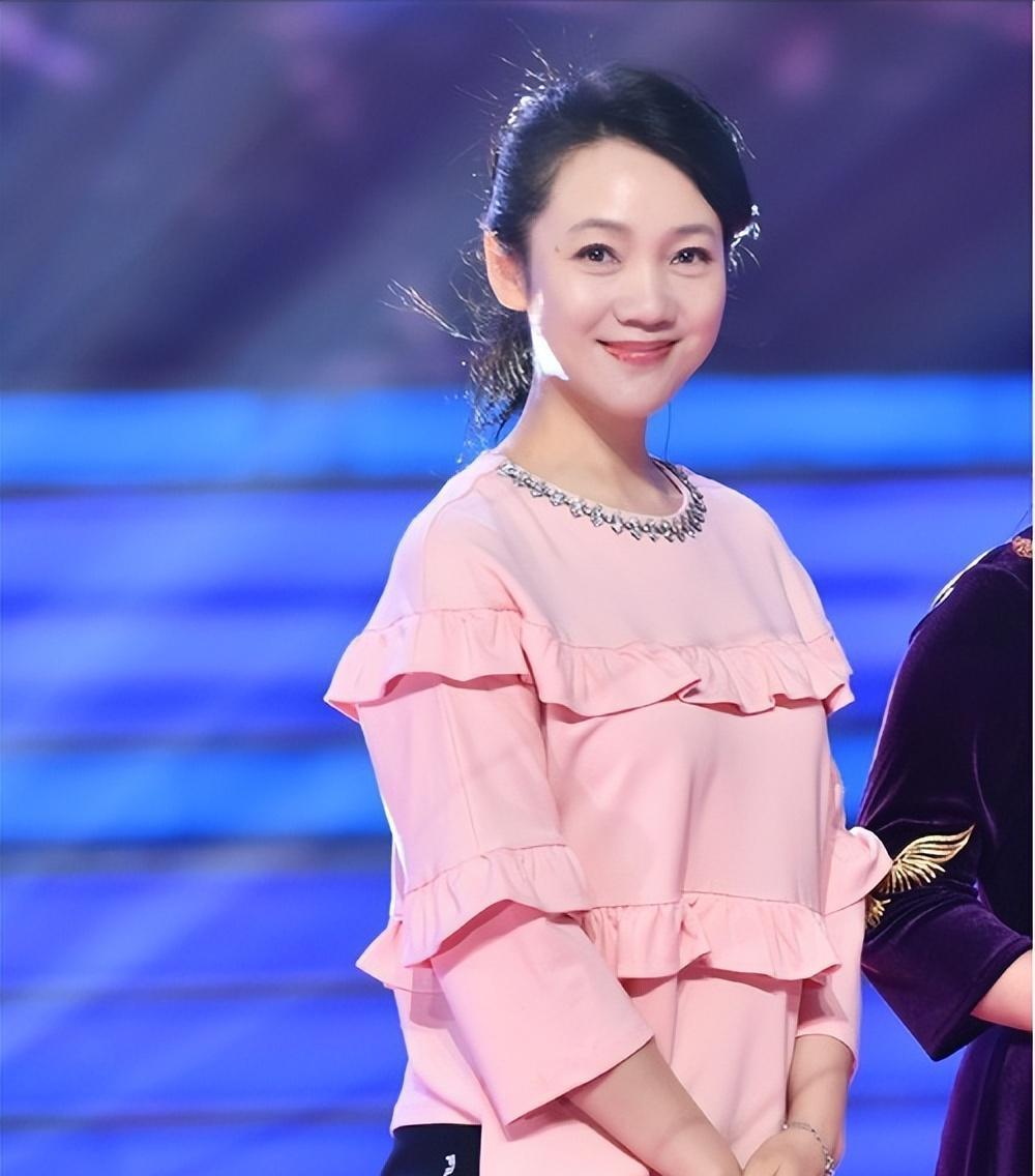 至今50岁仍似少女 周群是安徽卫视的一名主持人,她在事业鼎盛时期选择