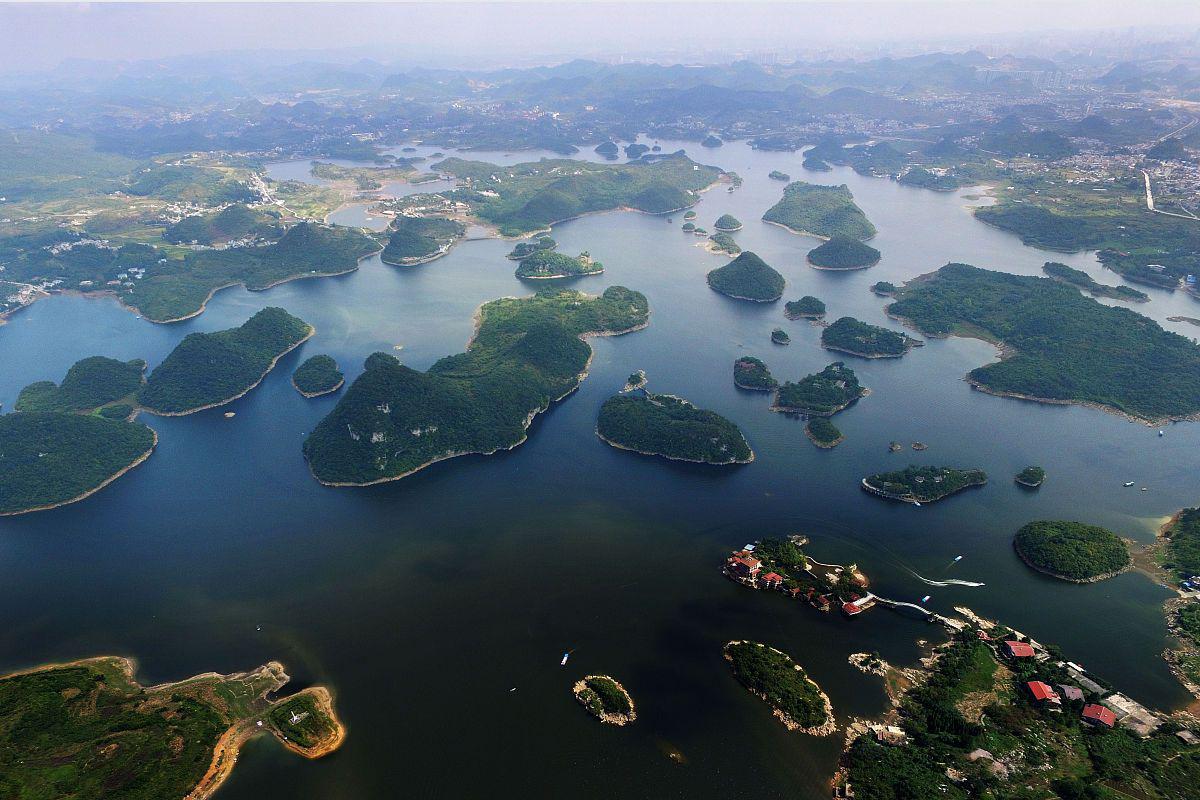 清镇市红枫湖:湖光山色与人文景观的完美融合 清镇市红枫湖,位于贵州