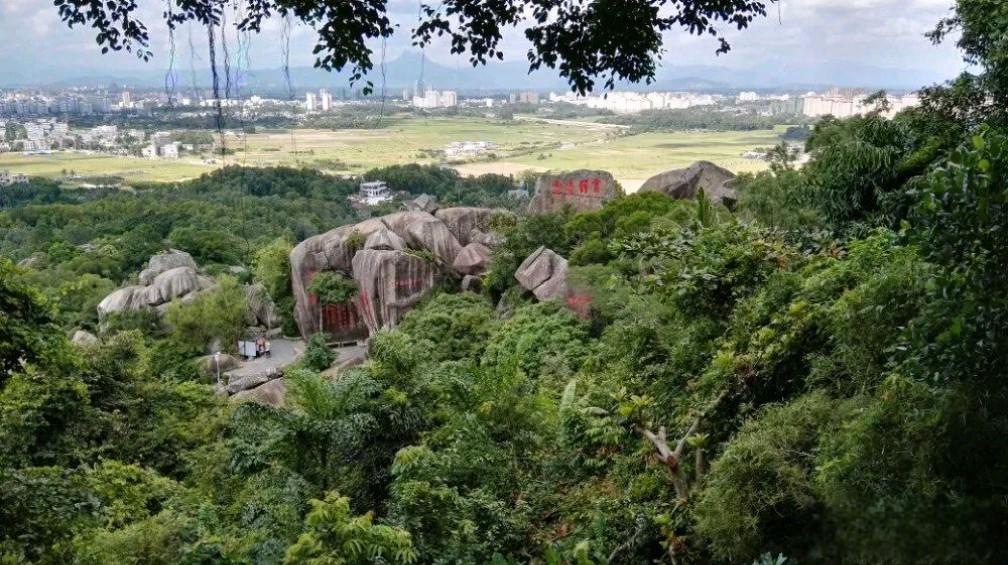 东山岭:海南的一颗宝石 在万宁市郊,有一座海拔仅184米的山峰,名为