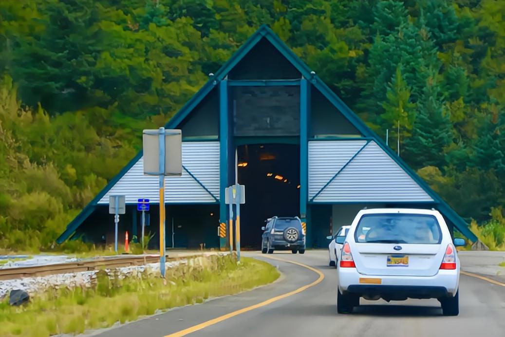 惠蒂尔小镇:世界上最孤独的小镇 你是否想过,一栋楼,就是你所在的小镇