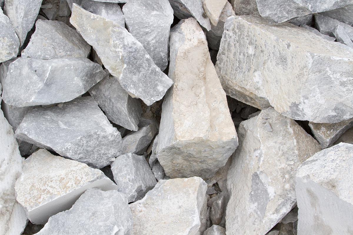 矿石报关指南:石膏石进口报关详解 作为一位洞察社会的法律学者,今天