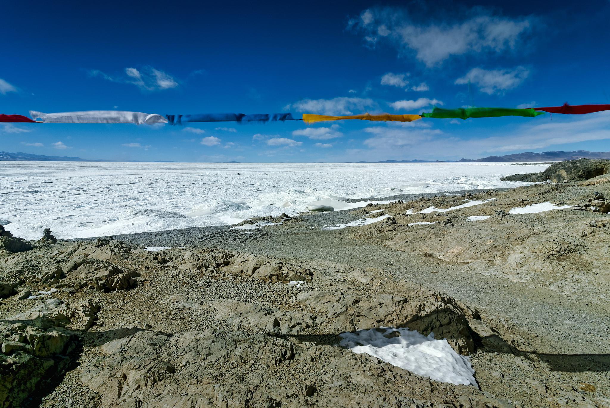 巴松错:神秘的高山湖泊 在青藏高原的西南角,有一个神秘的湖泊,它叫做