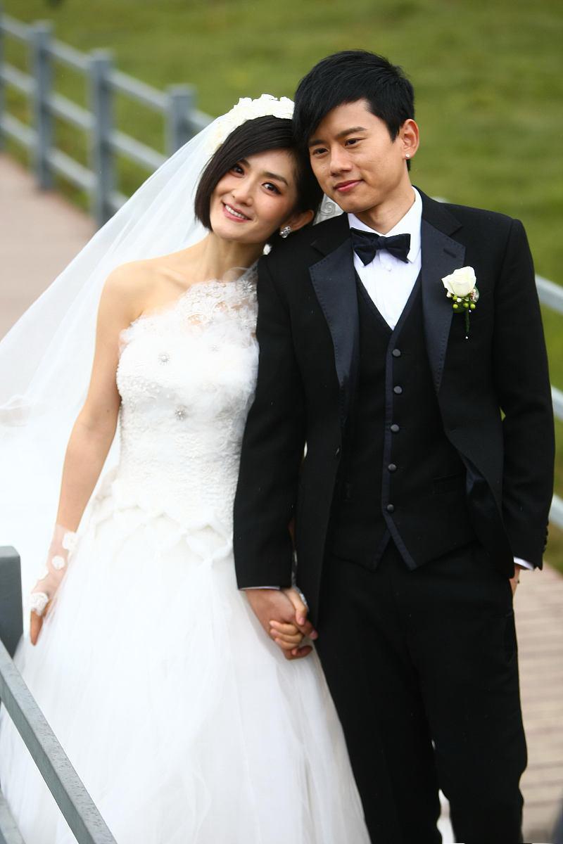 张杰首谈与谢娜公开恋情 张杰首次公开谈及与主持人谢娜的恋情,透露了