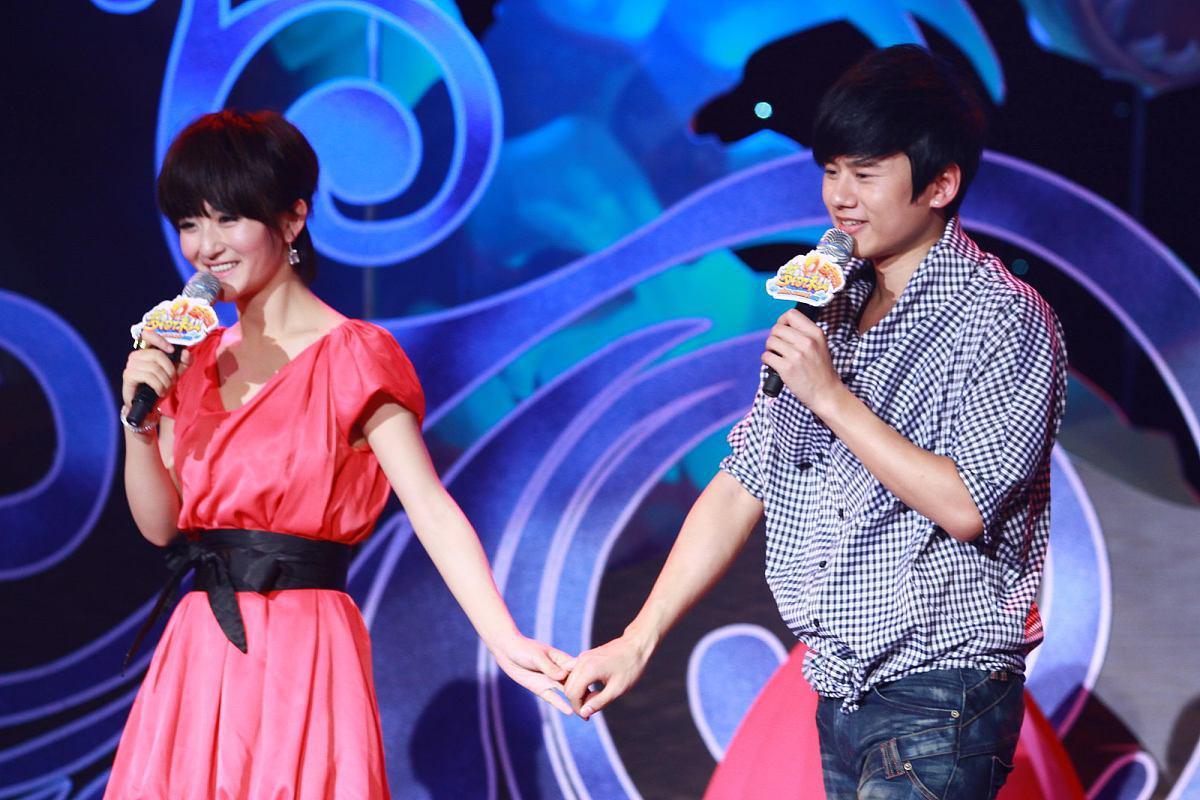 张杰首谈与谢娜公开恋情 张杰首次公开谈及与主持人谢娜的恋情,透露了