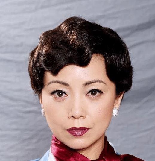 邓萃雯:坚韧与执着 邓萃雯是香港娱乐圈的实力派女演员,以颜值和精湛