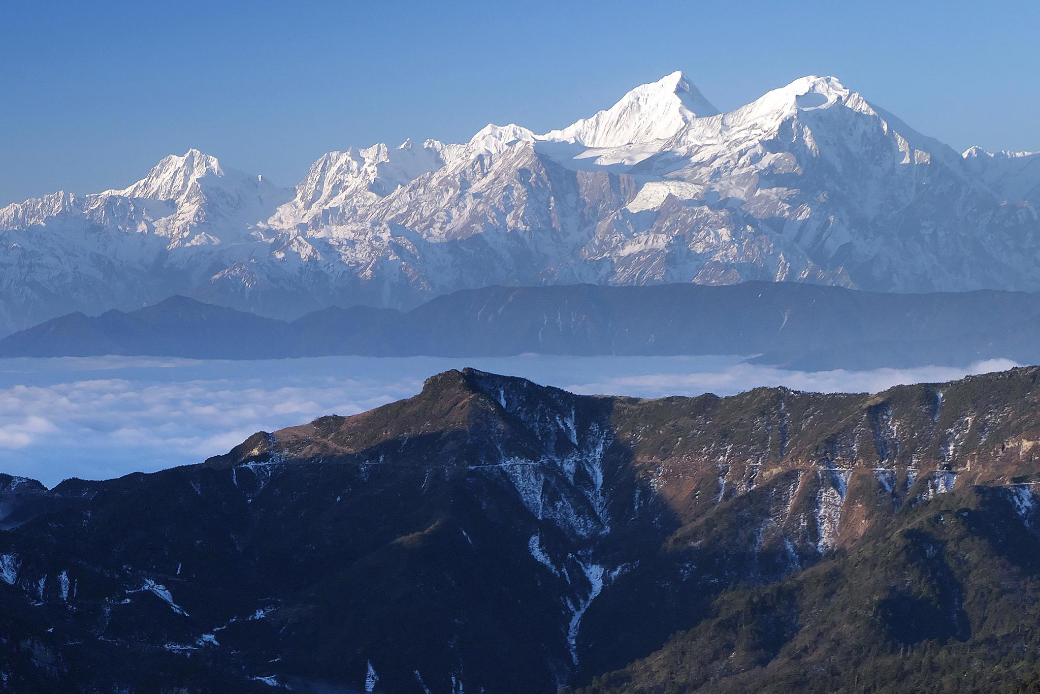 探访四川之巅——贡嘎山 贡嘎山不仅以其7556米的海拔高度傲视群山,更