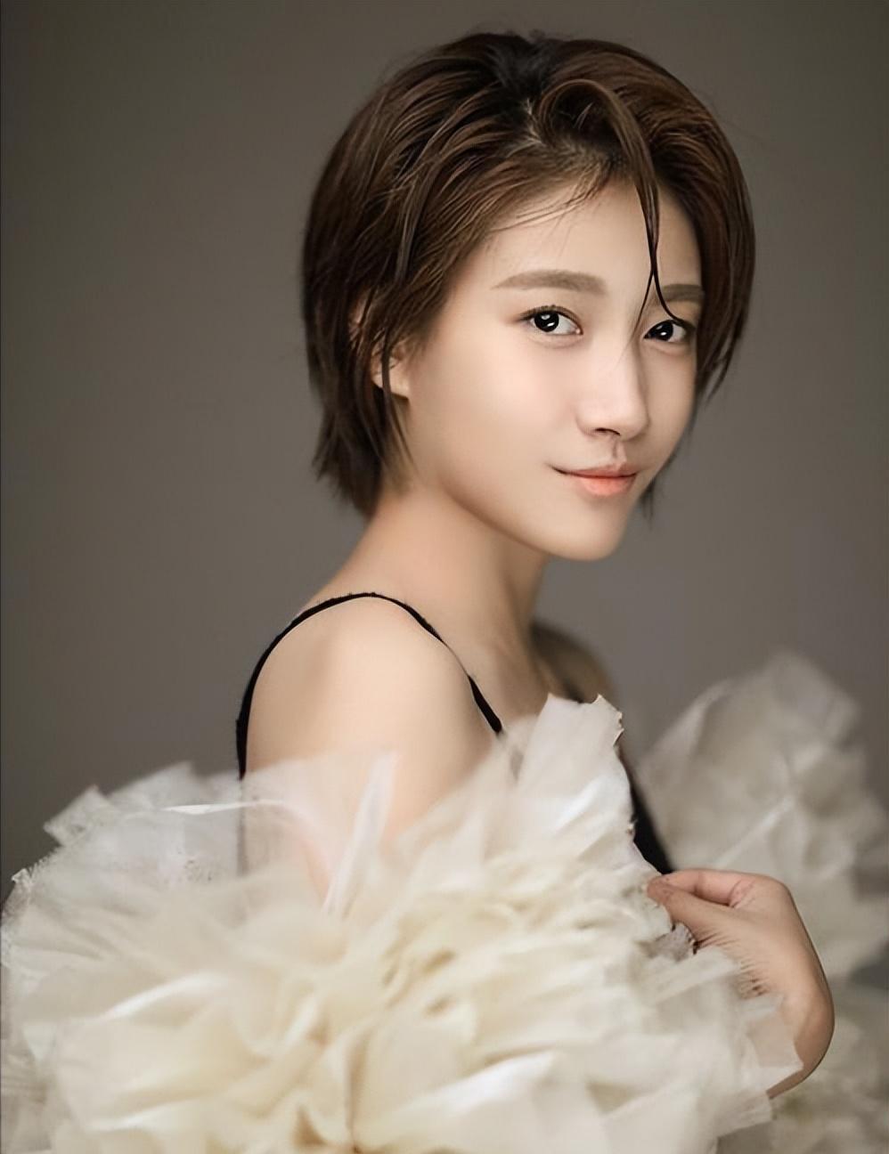 啜妮:不渴望红途的演员 啜妮,33岁的演员,虽然受到了陈道明等实力派