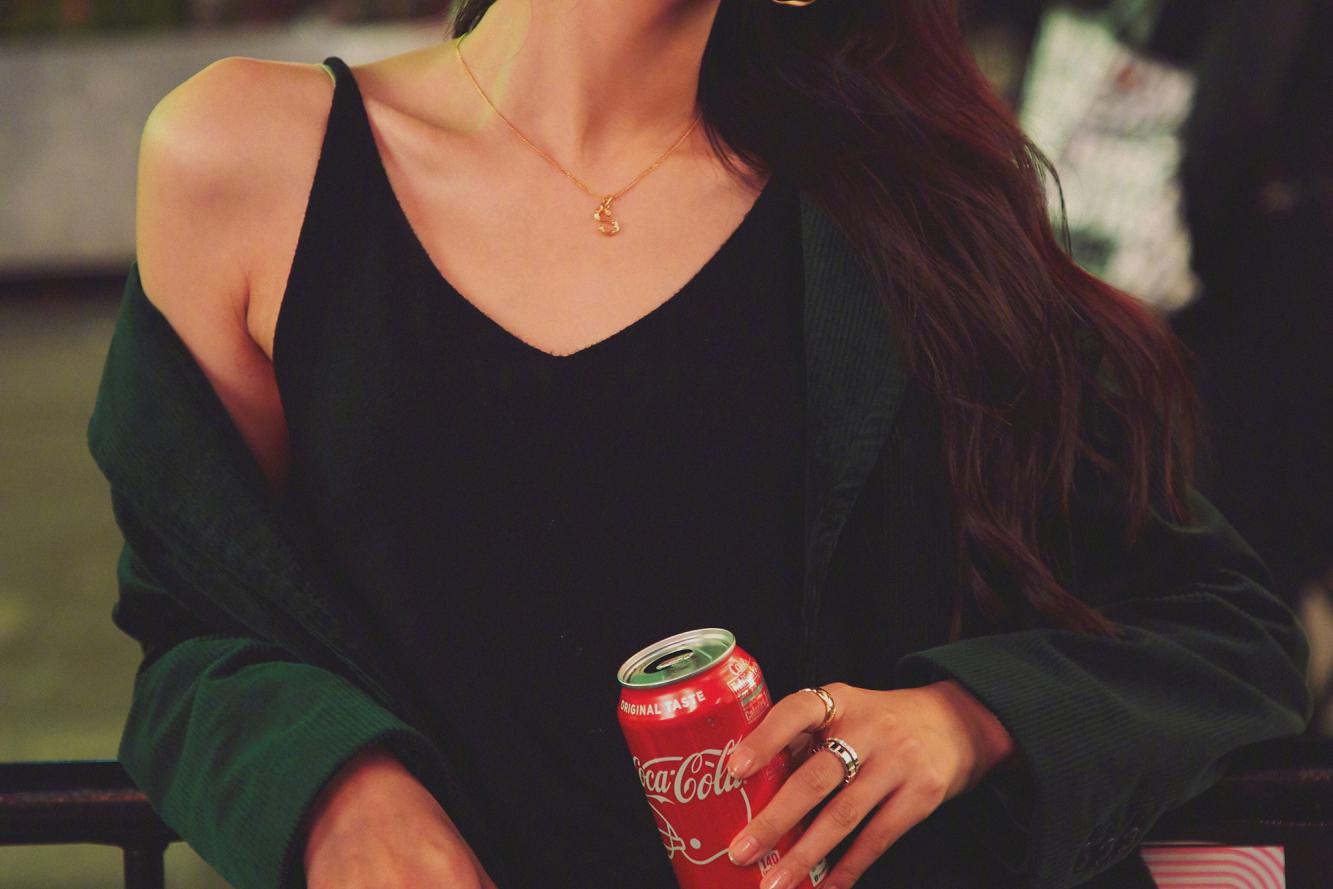 孙怡身穿黑色丝质连衣裙露出美腿 孙怡身穿黑色丝质连衣裙的造型真的