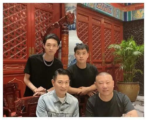 刘德华与郭德纲同框 刘德华与郭德纲同框,两人相差12岁,但两人看上去