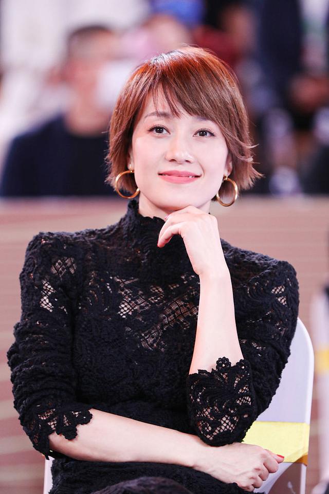 女儿的毕业典礼,这也是两人离婚后一家四口罕见同框,马伊琍依旧是优雅