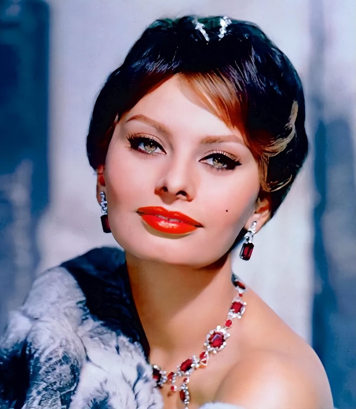 89岁传奇女星索菲娅罗兰家中摔倒 现年已经89岁的传奇