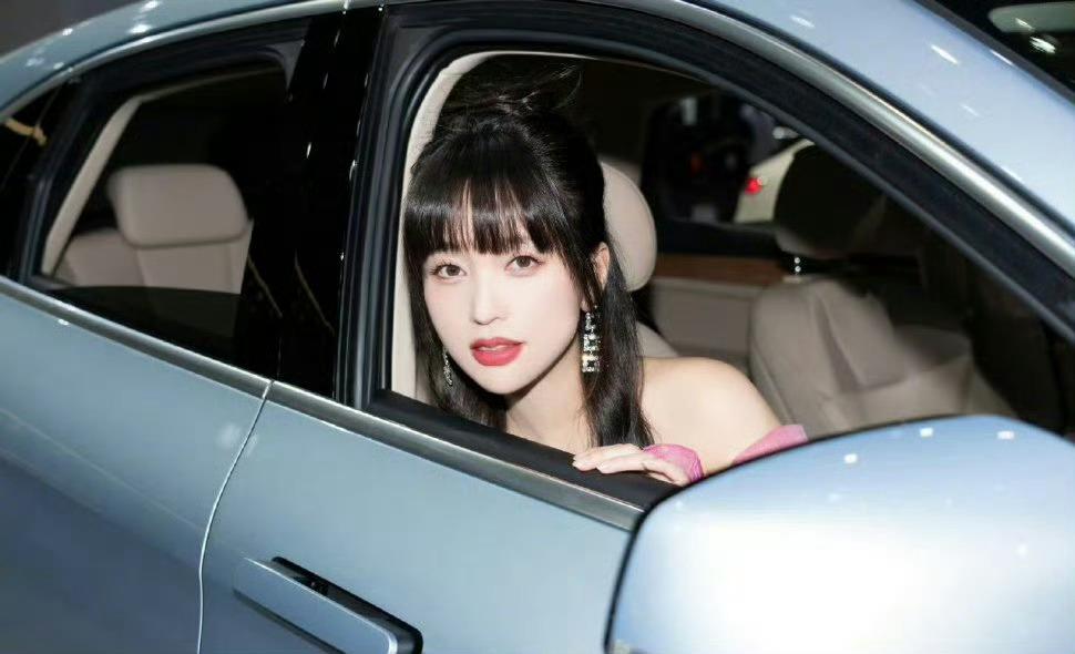 金莎新发色,小情侣秀恩爱 金莎在微博上分享自己的新发色,渐变紫短发