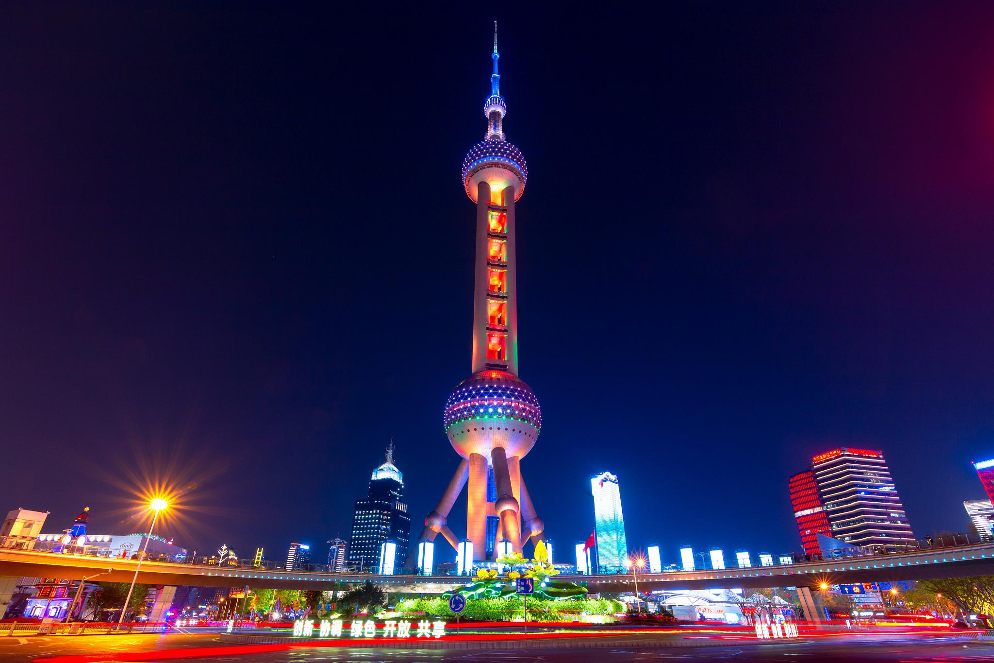 上海的夜明珠 立足浦江两岸,俯瞰这座迷人都市的脉搏,东方明珠塔伫立
