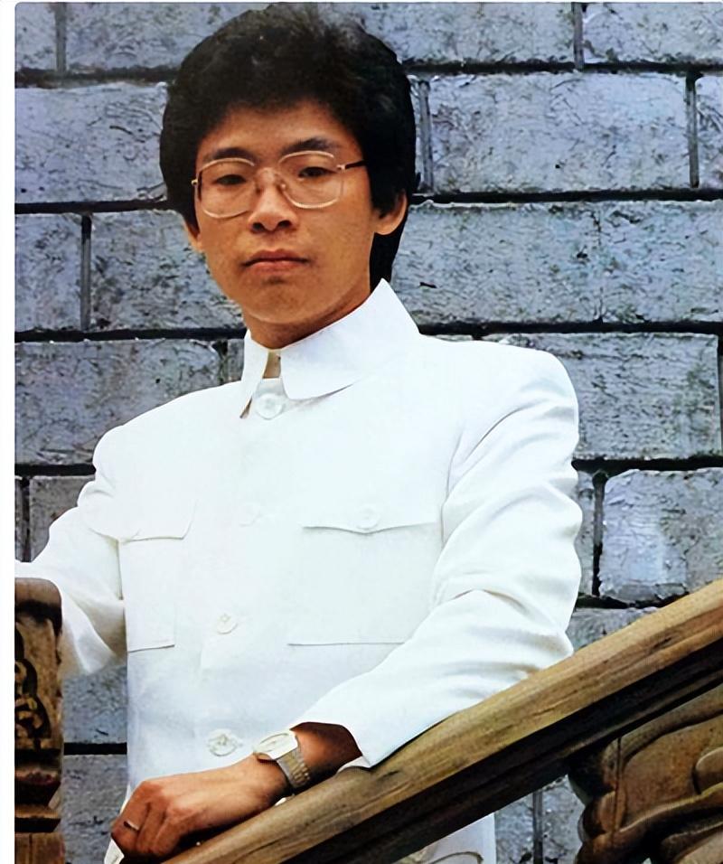 "爱国歌手"张明敏:卖掉车房义演为国捐款 1984年,张明敏成为了首位登