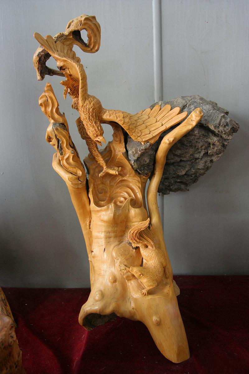 黄杨木的珍贵之处 黄杨木是一种珍贵的木材,被广泛用于高档家具,工艺