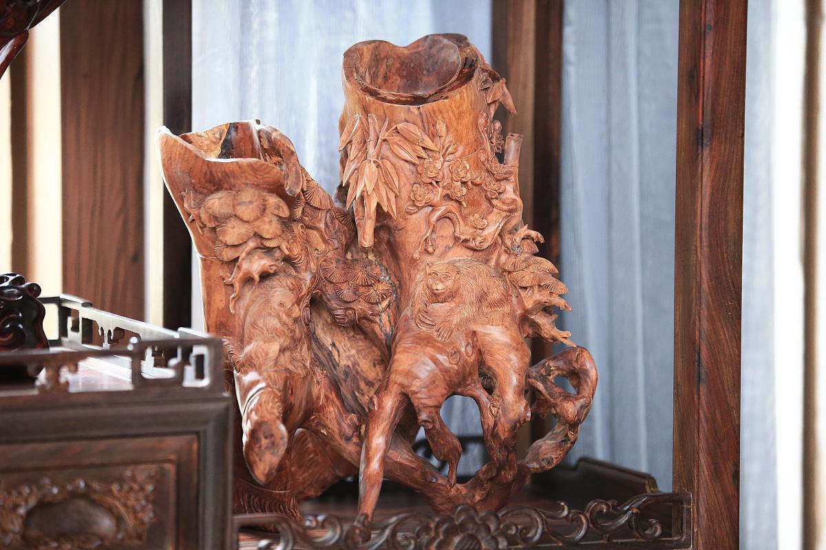 黄杨木的珍贵之处 黄杨木是一种珍贵的木材,被广泛用于高档家具,工艺