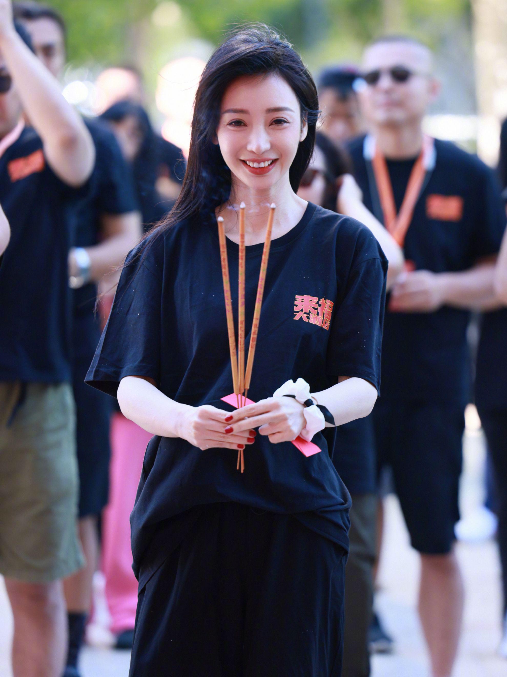 43岁柳岩瘦身成功,事业线消失 43岁的柳岩瘦身成功,事业线消失,整个人