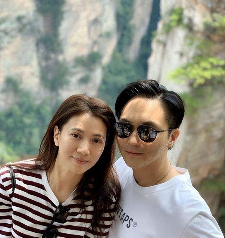 国家一级演员吴刚:担心无戏可拍的一家三口 吴刚与妻子岳秀清保持着