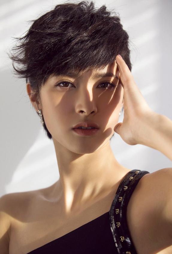 隋俊波出道20年来,曾经塑造了许多杰出的角色,然而她的私人生活比她