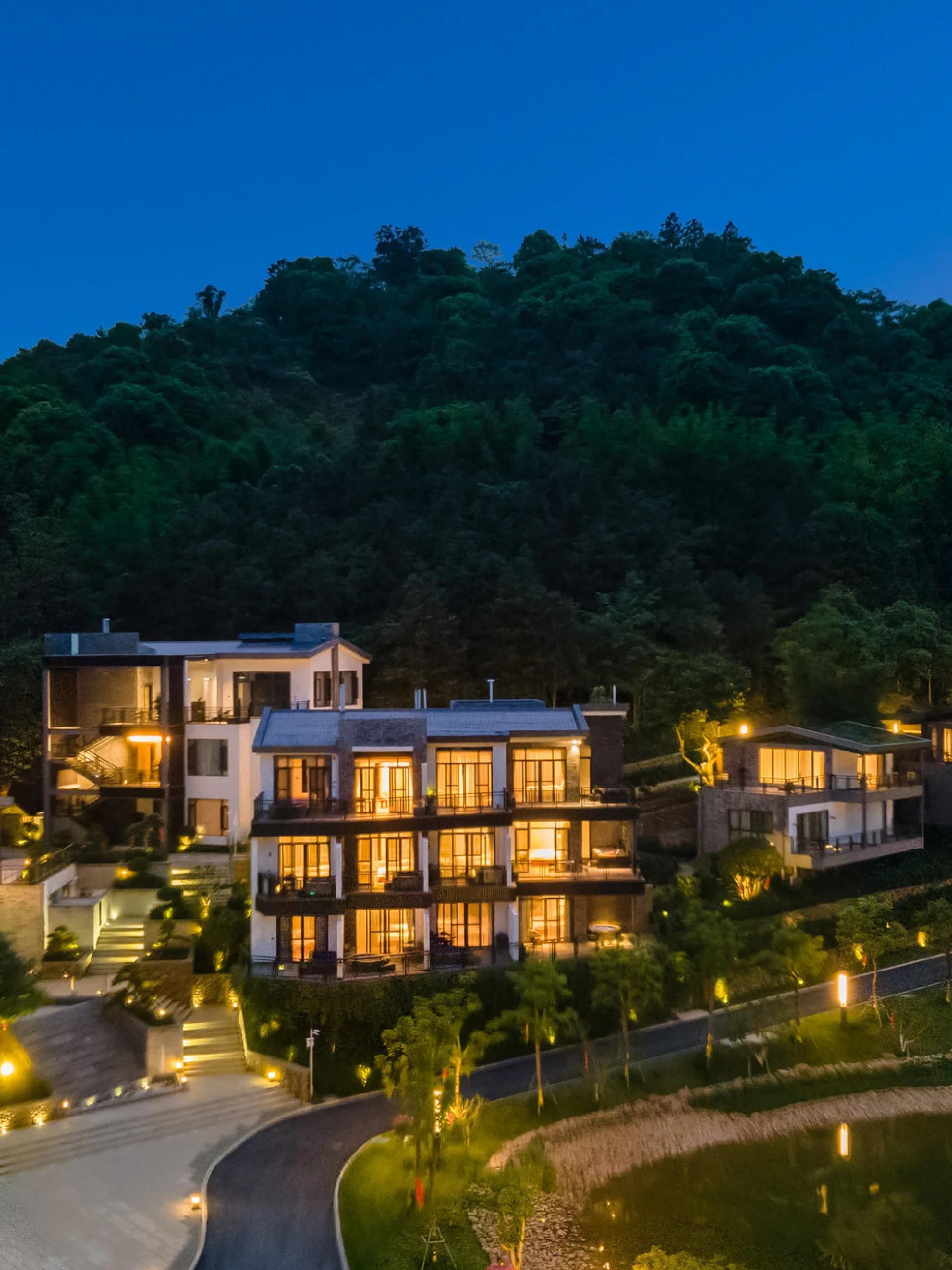 增城私汤名宿 这家民宿位于广州增城,地理位置优越,依山傍水,让人感到