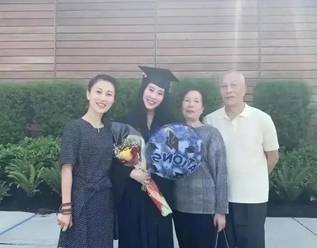 妈妈88岁大寿 杨子的妹夫姚军战晒出一张给丈母娘刘丽芹过88岁生日的