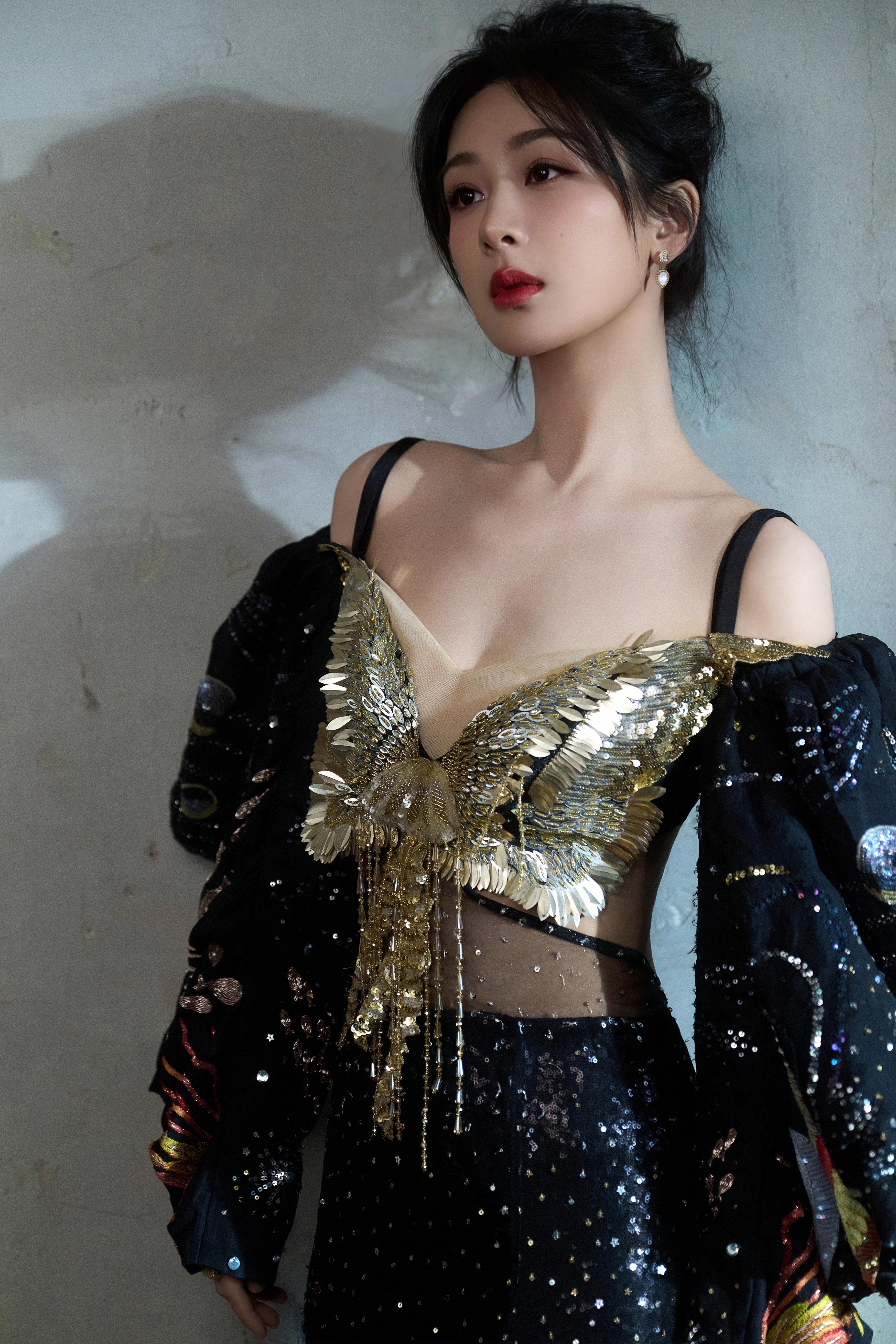 杨紫:鎏金蝴蝶公主 杨紫共发布了两套令人惊艳的造型,一身蓝色抹胸