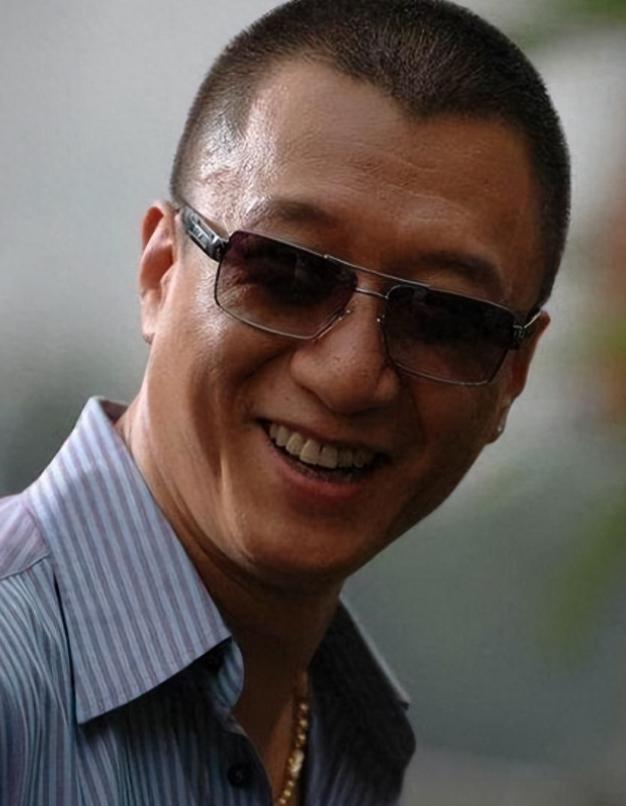 孙红雷的"火辣情史" 孙红雷,这位实力派演员,虽非颜值担当,却在感情