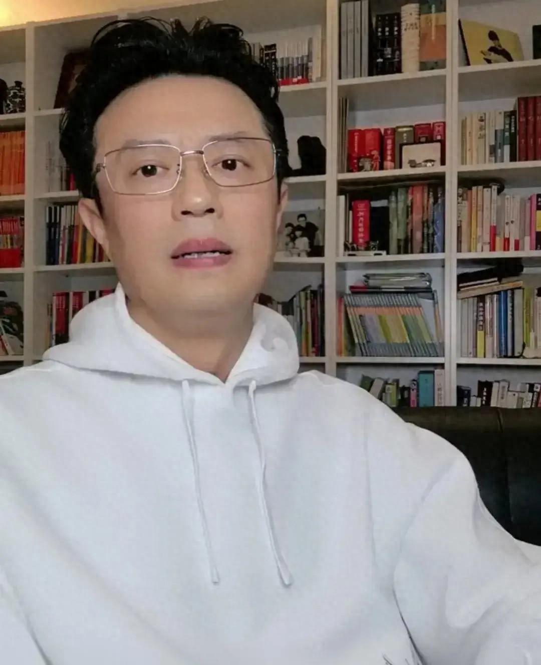 央视主播白燕升儿子被打 央视主播白燕升的儿子在小区内被成年男子