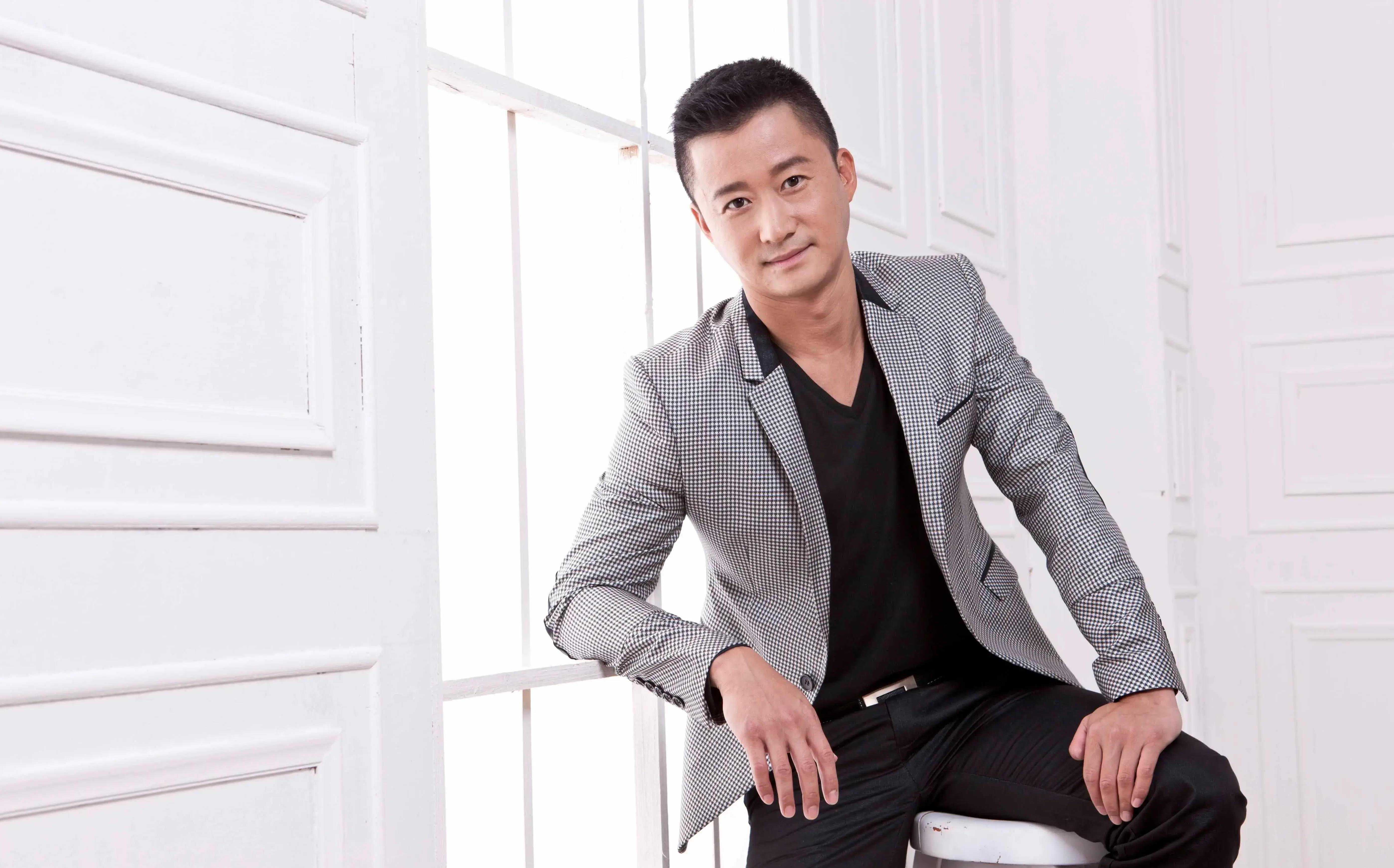 吴京的父亲吴树:支持他的梦想 吴京的成功离不开父亲吴树的鼓励和支持