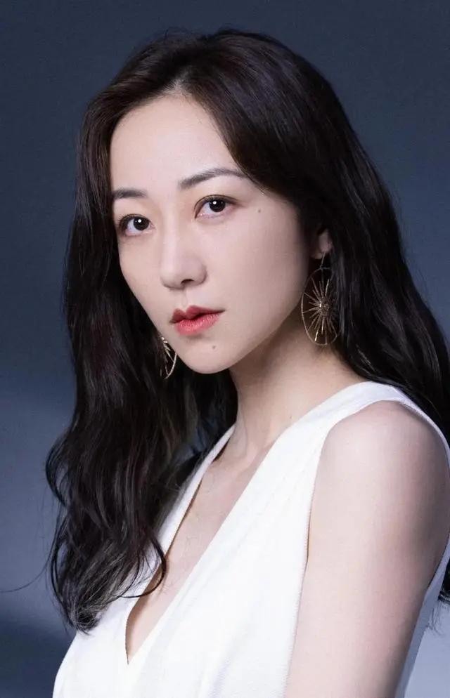 韩雪的人生轨迹 韩雪的人生充满了神秘色彩,她出身于一个不平凡的世家