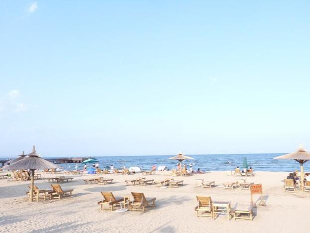 15浅水湾浴场 这个浴场拥有宽阔的沙滩和清澈的海水,非常适合赶海