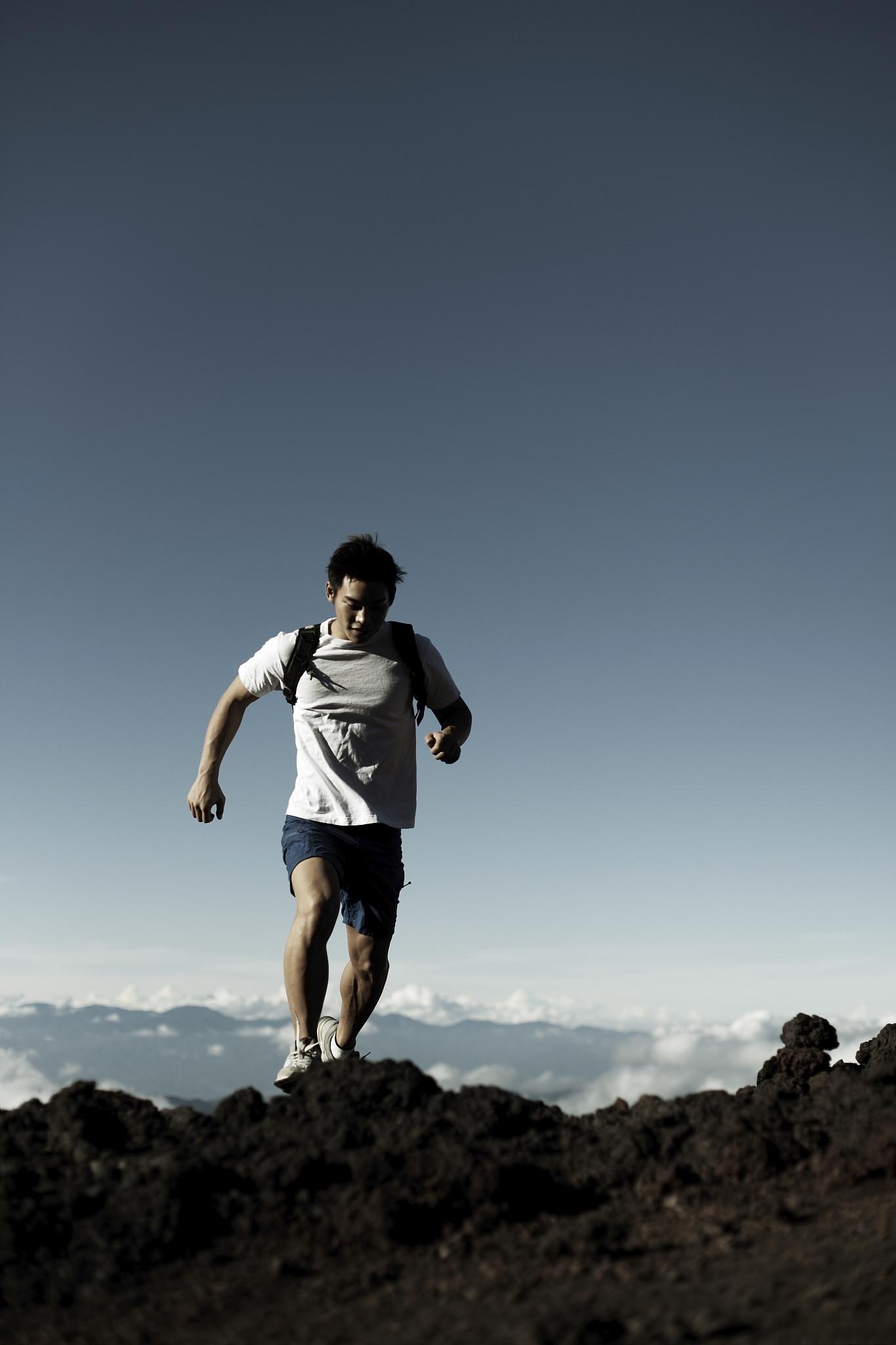 逆袭之路:从低谷到高峰 张涛是一个从人生低谷逆袭到高峰的创业者,他