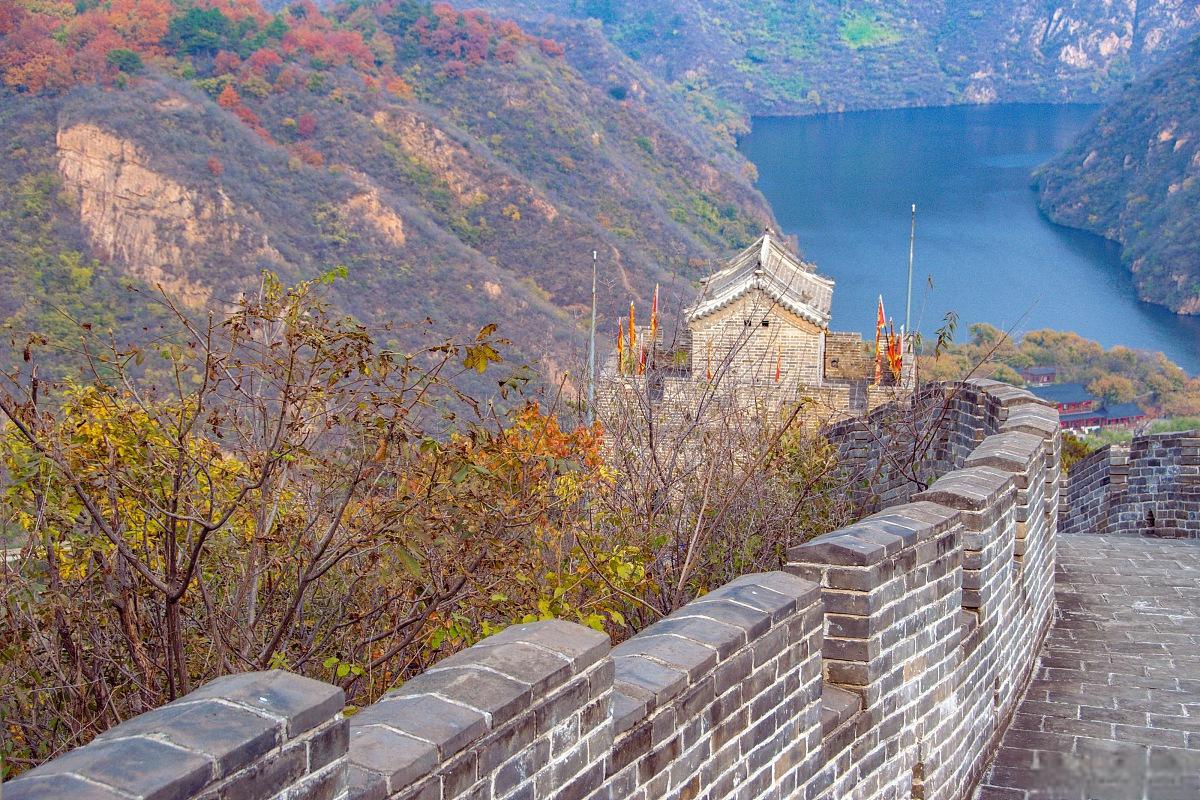 北京黄花城水长城旅游攻略 北京黄花城水长城是一处融山川,碧水,古