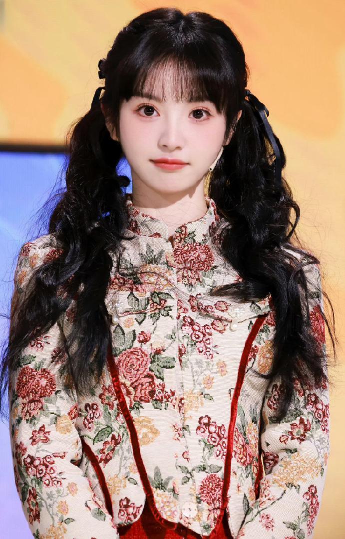 田曦薇:双马尾卷发年画娃娃造型 田曦薇的双马尾卷发年画娃娃造型