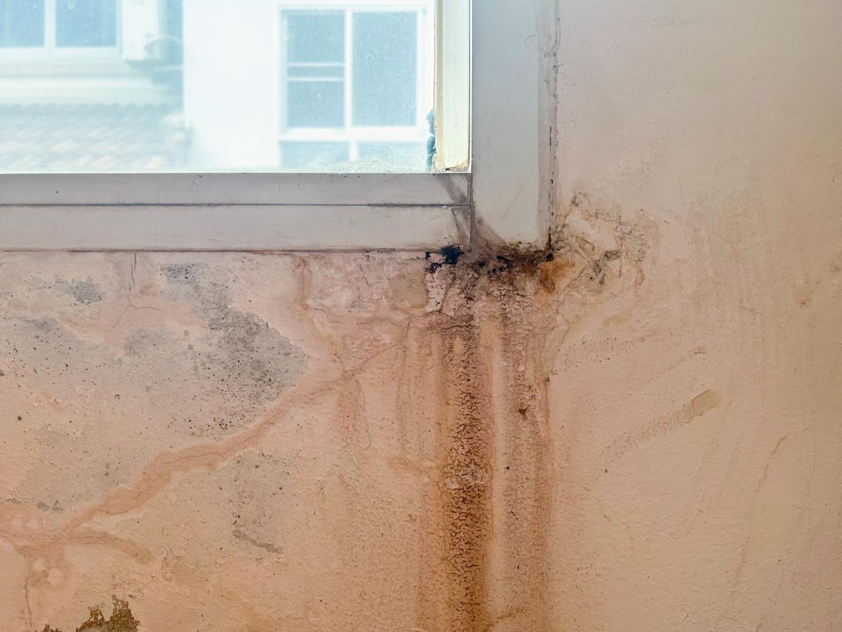 以下是查找阳台漏水点的几种方法: 98仔细检查阳台 需要仔细检查