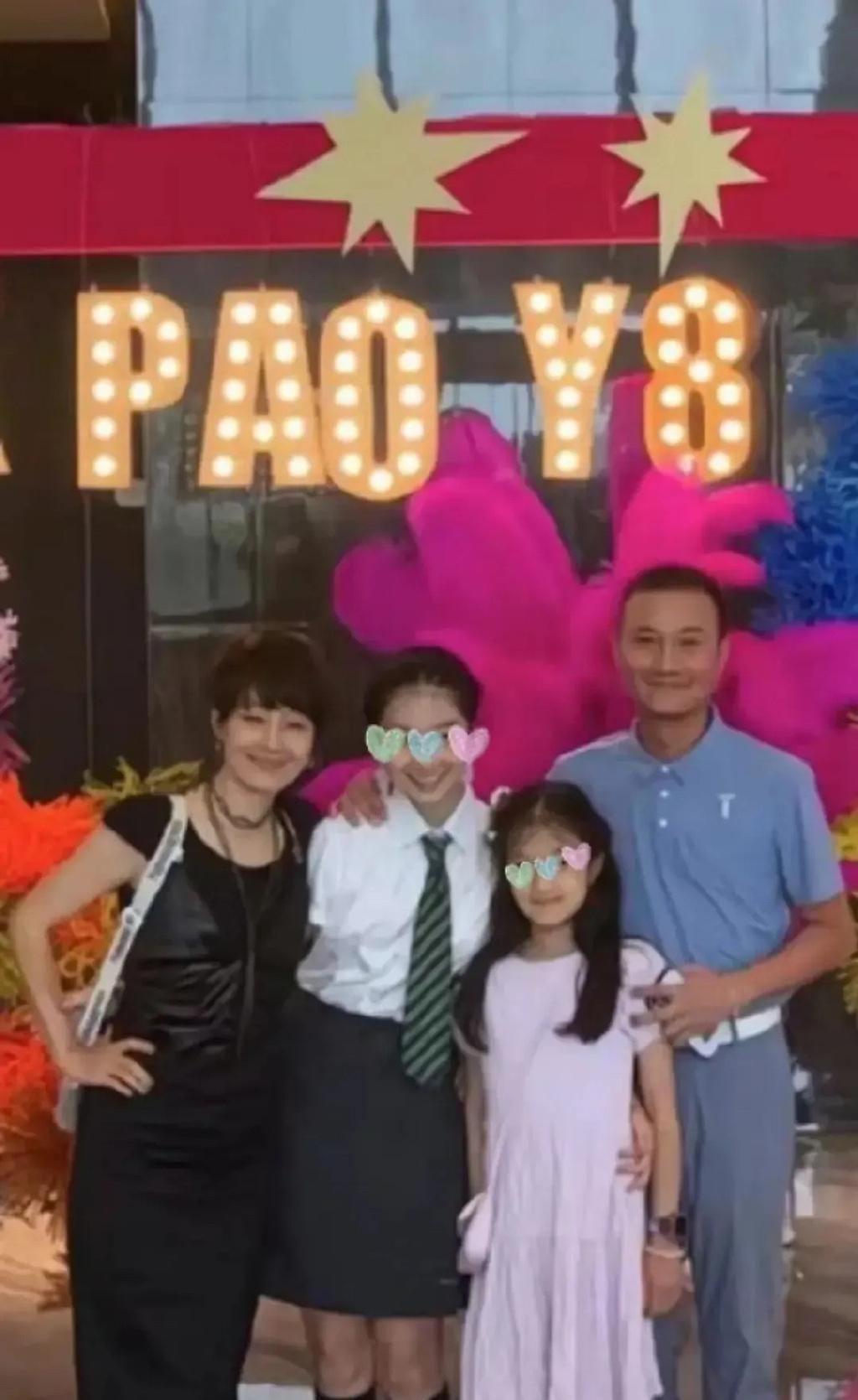 庆祝女儿八年级毕业 文章马伊琍一家四口罕见同框,为庆祝女儿八年级