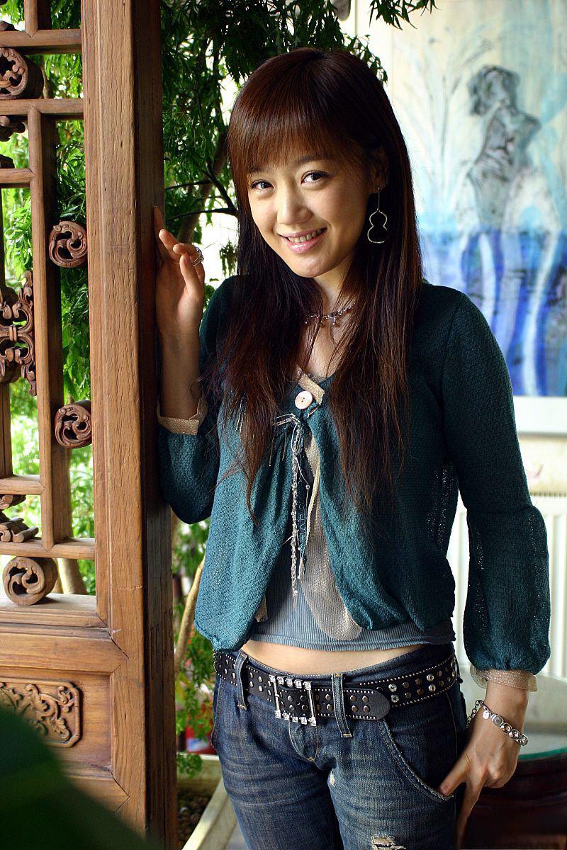 薛佳凝:新生代女演员的璀璨明星 薛佳凝,内地新生代女演员,以其无与伦