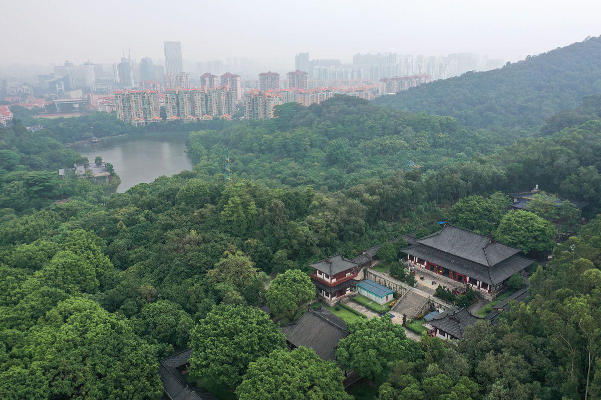 历史悠久,风景秀美的自然景区 圭峰山位于中国广东省江门市新会区,是