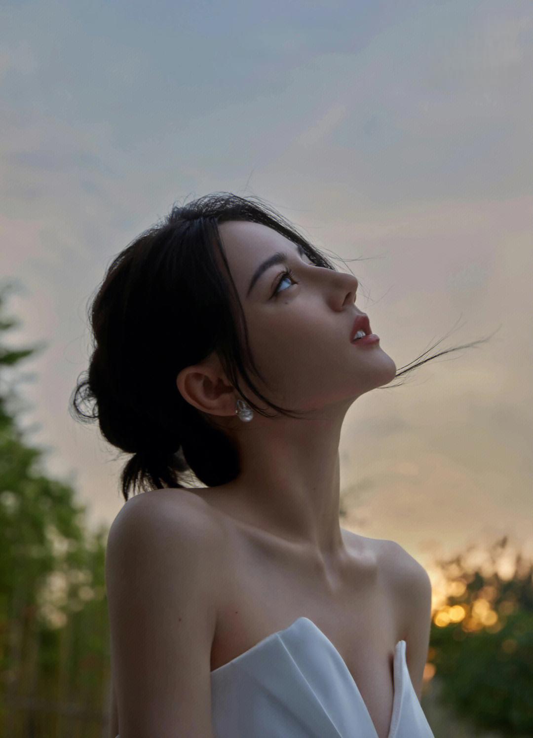 迪丽热巴的绿色高定连衣裙和飞扬的发丝,加之异域风情,展现了她的时尚